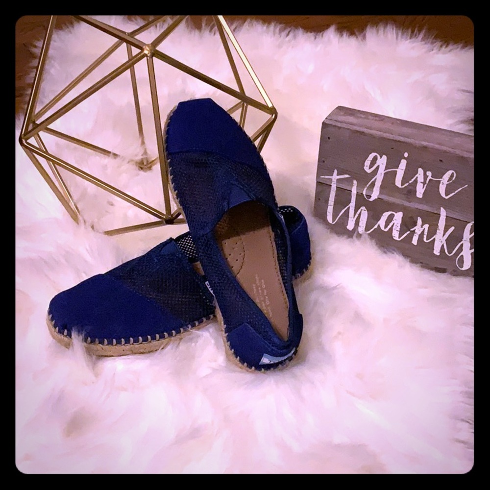 TOMS Women’s classic slip on shoes